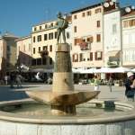 Stadtplatz mit Brunnen in Rovinj