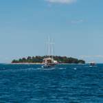 Istrien - Insel vor Rovinj mit Ausflugsboot